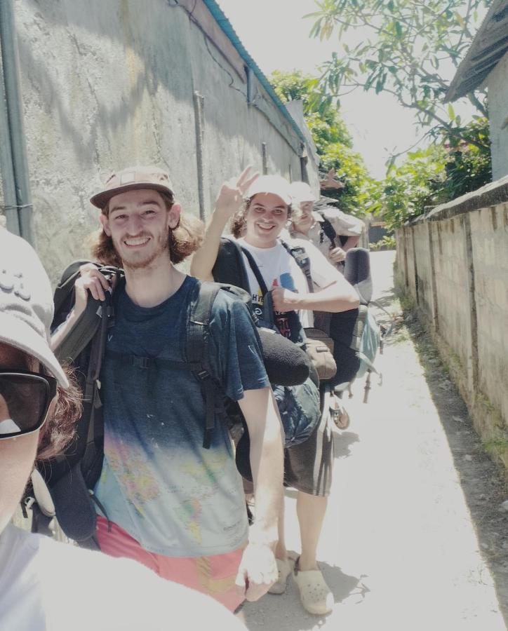 Tara Hostel Batununggul Buitenkant foto