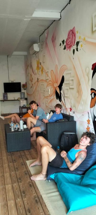 Tara Hostel Batununggul Buitenkant foto